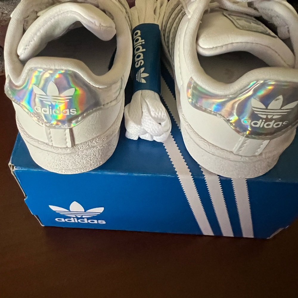 NBW w/ original boxing!!! Adidas superstar shell toe shoes